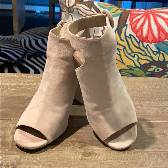 Prada - Picture 3 of 3